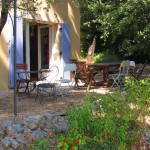 sur la terrasse devant la maison